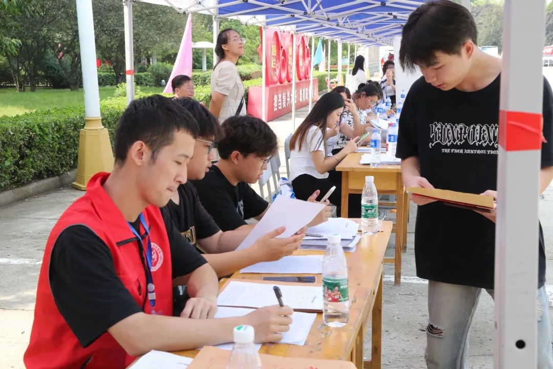 華翔學(xué)院新生報到，迎新啦！